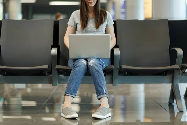 Cropped Young Viajero Sonriente Mujer Turística Que Trabaja Ordenador Portátil — Foto de Stock