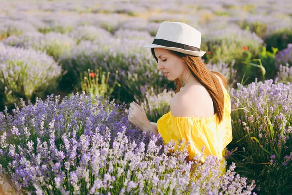 Retrato Jovem Sensual Bela Mulher Vestido Amarelo Flor Lavanda Roxa — Fotografia de Stock