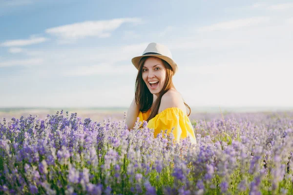 Porträtt Ung Sensuell Vacker Kvinna Gul Klänning Lila Lavendel Flower — Stockfoto