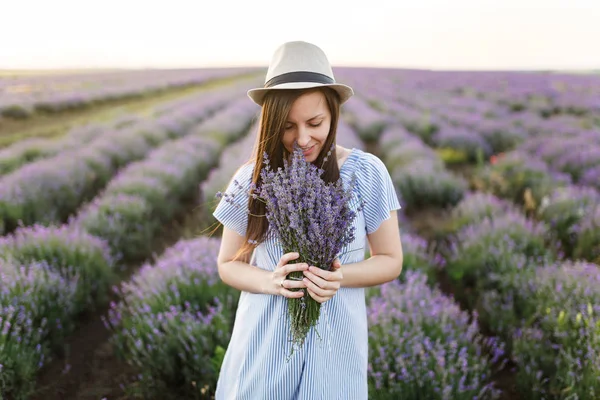 Giovane Donna Bella Sensuale Abito Blu Cappello Viola Fiore Lavanda — Foto Stock