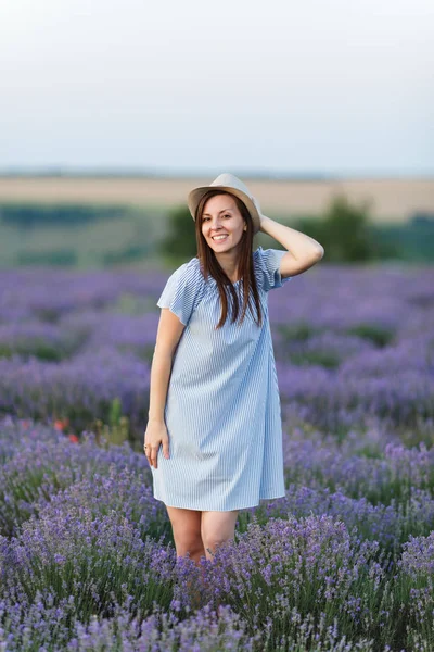 Ritratto Giovane Donna Sensuale Bella Abito Blu Cappello Viola Fiore — Foto Stock