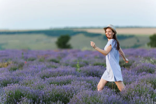 Ritratto Giovane Bella Donna Sorridente Abito Blu Cappello Sul Prato — Foto Stock