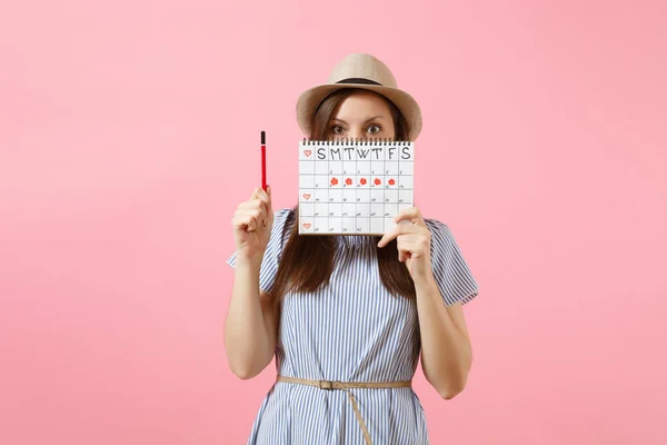 Retrato Mujer Joven Vestido Azul Sombrero Con Lápiz Rojo Calendario — Foto de Stock