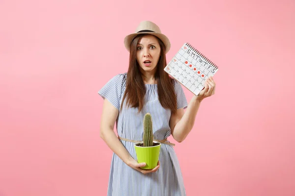 Smutné Nemoc Žena Modrých Šatech Držící Zelený Kaktus Období Kalendáře — Stock fotografie