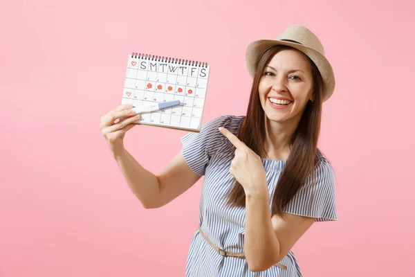 Opgewonden Gelukkige Vrouw Blauwe Jurk Hoed Houden Hand Zwangerschapstest Periodes — Stockfoto