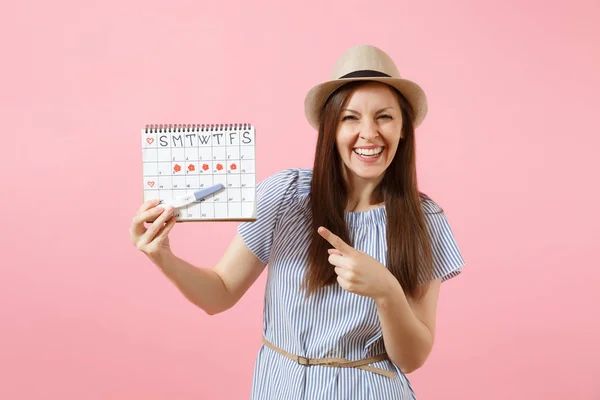 Glada Lyckliga Kvinna Blå Klänning Hatt Hålla Hand Graviditetstest Perioder — Stockfoto