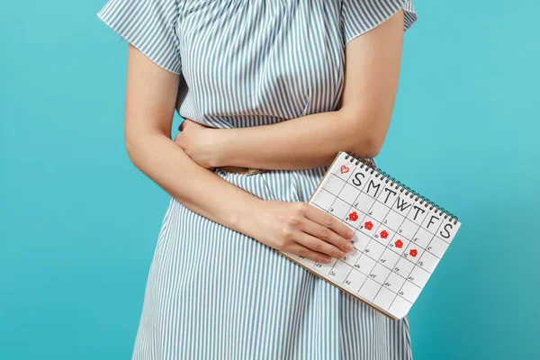 Beskurna Shot Sjuk Kvinna Blå Klänning Holding Perioder Kalender För — Stockfoto