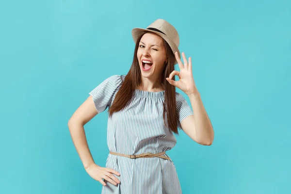 Πορτρέτο Του Ευτυχισμένη Χαμογελαστή Γυναίκα Φοράει Φόρεμα Καπέλο Αχύρου Καλοκαίρι — Φωτογραφία Αρχείου