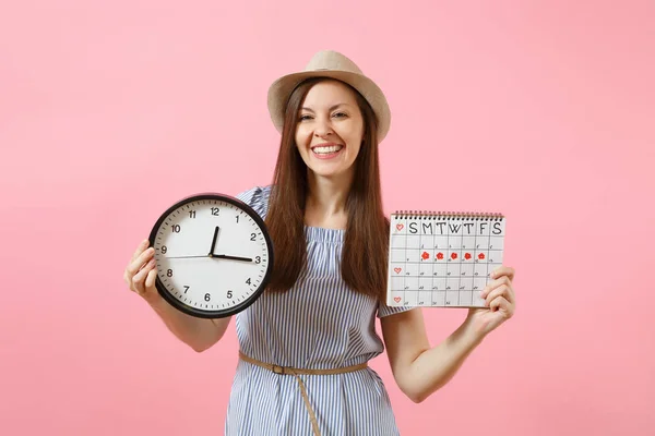 Mujer Bonita Sonriente Vestido Azul Sombrero Sosteniendo Reloj Redondo Calendario — Foto de Stock