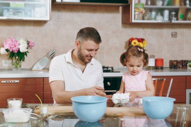 Küçük çocuk kız yardım etmek adam Noel zencefil çerezleri pişirmeye mutfak masasında yumurta verir. Mutlu aile baba, hafta sonu sabah yemek yemek çocuk kızı. Babalar günü tatil. Ebeveynlik çocukluk