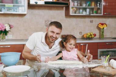 Küçük çocuk kız adam tembel köfte, yemek masasında Hamur şekillendirme yardımcı olur. Mutlu aile baba, çocuk kızı evde hafta sonu sabah yemek yemek. Babalar günü tatil. Ebeveynlik, çocukluk kavramı
