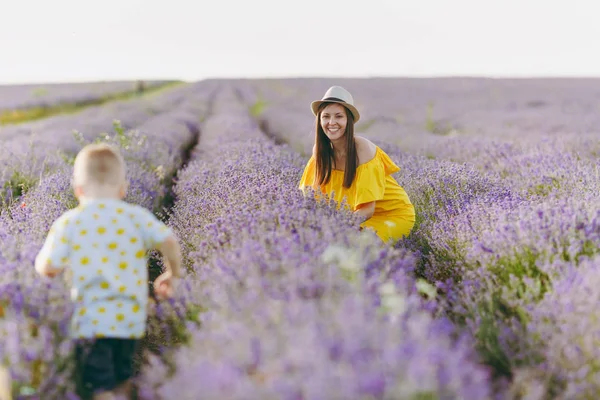 Jovem Mulher Vestido Amarelo Andar Fundo Campo Lavanda Roxo Flor — Fotografia de Stock