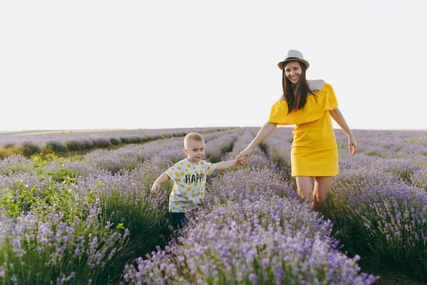 Giovane Donna Abito Giallo Camminare Viola Lavanda Fiore Prato Campo — Foto Stock