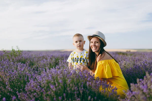 Jovem Mulher Vestido Amarelo Andar Fundo Campo Lavanda Roxo Flor — Fotografia de Stock