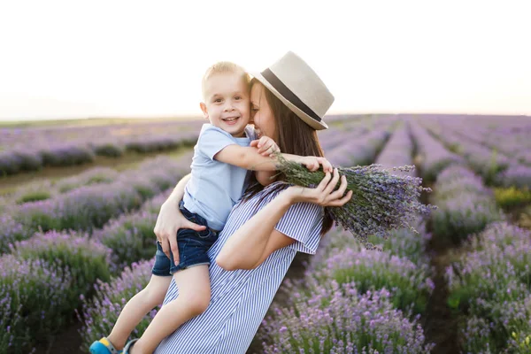 Jovem Mulher Chapéu Vestido Azul Andar Lavanda Roxa Flor Prado — Fotografia de Stock