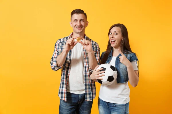 Jóvenes Ganar Pareja Hombre Mujer Aficionados Fútbol Celebración Bitcoin Metal —  Fotos de Stock