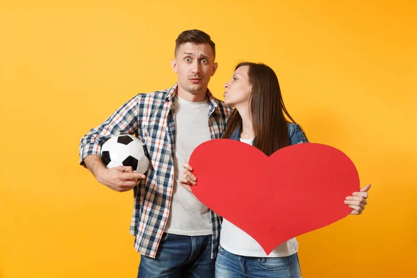 Joven Pareja Alegre Simpatizante Feliz Hombre Mujer Aficionados Fútbol Animar —  Fotos de Stock