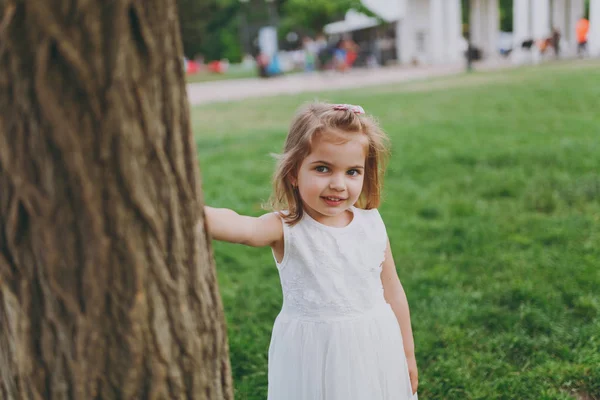 Retrato Niña Linda Sonriente Bebé Pie Vestido Ligero Apoyarse Árbol — Foto de Stock