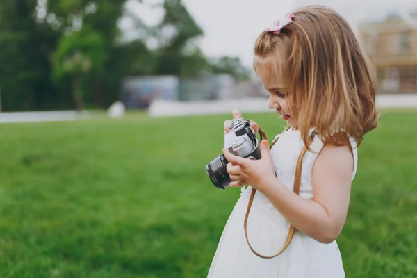 Μικρό Παιδί Όμορφο Κοριτσάκι Στο Φως Φόρεμα Εκμετάλλευση Ρετρό Vintage — Φωτογραφία Αρχείου