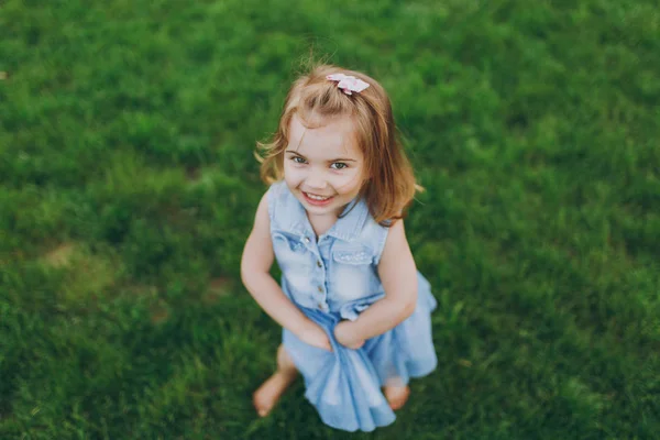 Χαμογελώντας Μωρό Κοριτσάκι Χαριτωμένο Παιδί Τζιν Φόρεμα Κοιτώντας Ψηλά Και — Φωτογραφία Αρχείου