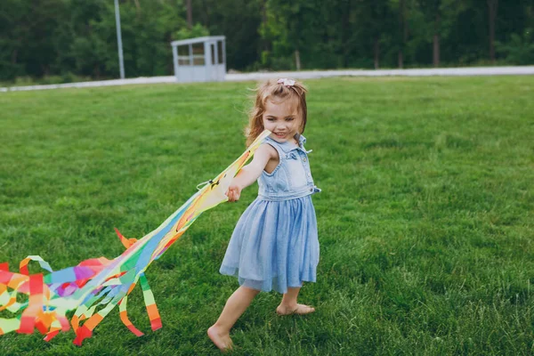 Χαμογελαστό Μικρό Χαριτωμένο Παιδί Κοριτσάκι Στο Τζιν Φόρεμα Περπάτημα Παίξτε — Φωτογραφία Αρχείου