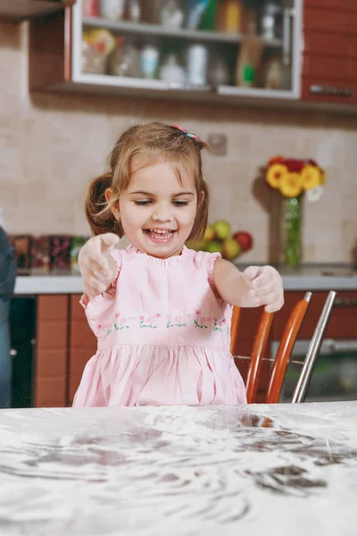 Kleine Vrolijke Jongen Meisje Roze Jurk Smeren Handen Met Bloem — Stockfoto