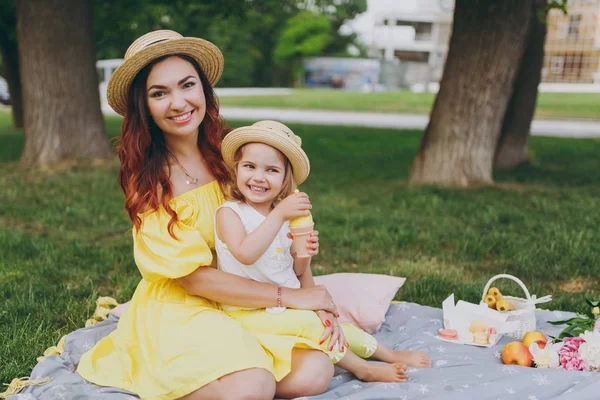 Mulher Sorridente Vestido Amarelo Jogar Parque Divirta Divirta Com Pouco — Fotografia de Stock