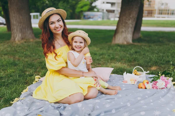 Neşeli kadın oyun ve Park, yeşil çimenlerin üzerinde oturup dinlenmek ve tutun sabun köpüğü üfleyici ile küçük şirin çocuk bebek kız sarılmak. Anne, küçük çocuk kızı. Anneler günü, aşk aile, ebeveynlik, çocukluk