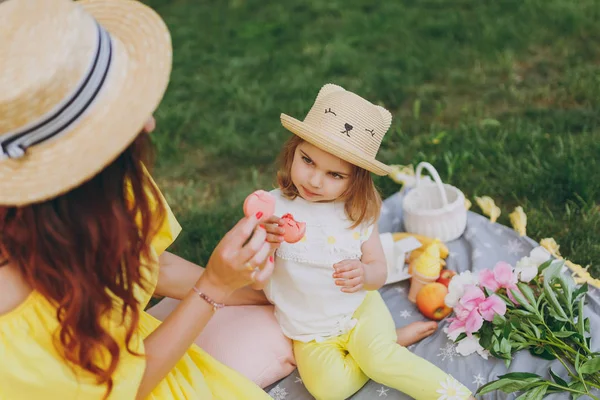 Mulher Roupas Amarelas Descansar Divertir Comer Macaroons Sobremesa Com Criança — Fotografia de Stock