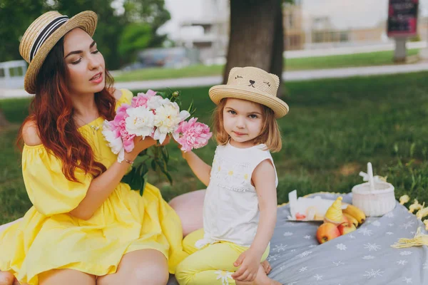 Mulher Roupas Amarelas Segurando Flores Peônias Brincar Divertir Com Menina — Fotografia de Stock