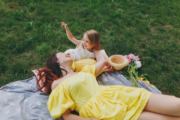 Mulher Rindo Vestido Amarelo Mentira Gramado Grama Verde Parque Descanso — Fotografia de Stock