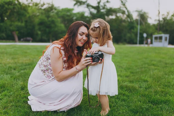 Donna Attraente Abito Leggero Piccolo Bambino Carino Bambina Con Fotocamera — Foto Stock