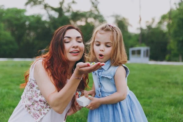 Mulher Vestido Leve Pequena Criança Bonito Bebê Menina Jogar Soprando — Fotografia de Stock