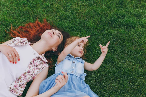 Mulher Macia Vestido Leve Pequena Criança Bonito Bebê Menina Apontando — Fotografia de Stock