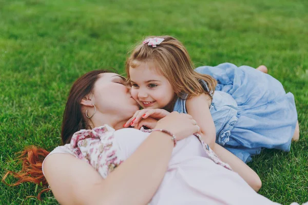 Mulher Feliz Vestido Luz Beijando Pequena Criança Bonito Bebê Menina — Fotografia de Stock