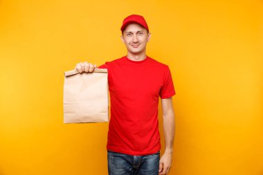 Kırmızı şapkalı bir adam, sarı arka planda hazır yemek siparişi veriyor. Erkek çalışan kurye içinde yiyecek olan boş bir kağıt paketi tutuyor. Dükkan ya da restorandan eve ürün teslimatı. Boşluğu kopyala