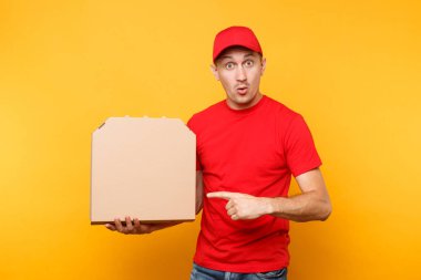 Kırmızı şapka, tişört veren yemek sipariş pizza kutuları üzerinde sarı arka plan izole teslimat adam. Erkek çalışan pizzaman kurye pizza boş boş karton flatbox kopya alanı içinde tutarak. Hizmet anlayışı