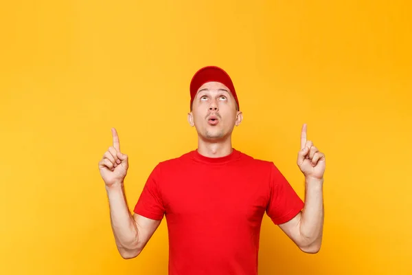 Delivery Man Het Rood Uniform Geïsoleerd Geel Oranje Achtergrond Professionele — Stockfoto