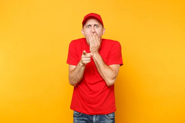 Delivery Man Het Rood Uniform Geïsoleerd Geel Oranje Achtergrond Professionele — Stockfoto