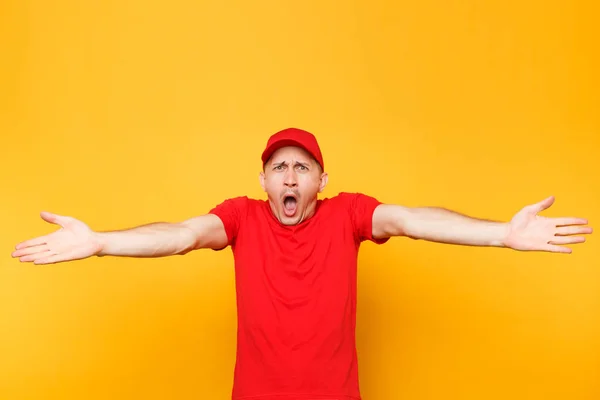 Entrega Hombre Uniforme Rojo Aislado Sobre Fondo Amarillo Anaranjado Profesional — Foto de Stock