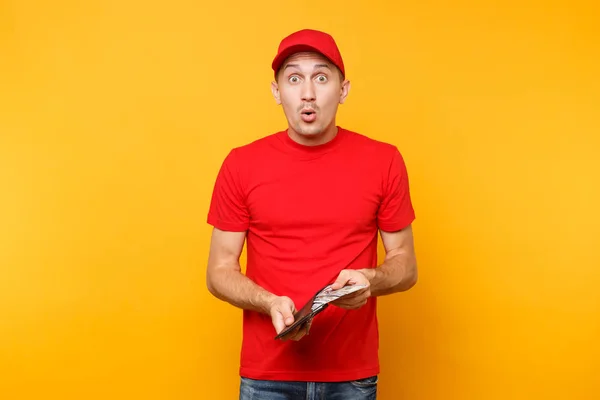 Delivery Man Het Rood Uniform Geïsoleerd Geel Oranje Achtergrond Professionele — Stockfoto