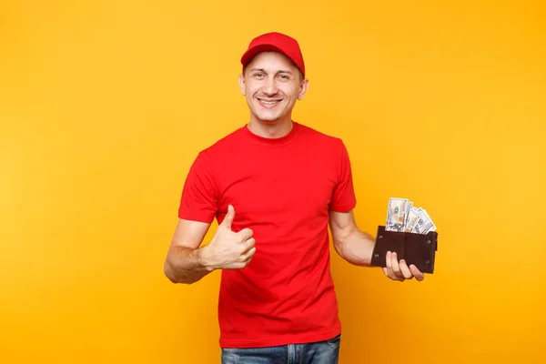 Delivery Man Het Rood Uniform Geïsoleerd Geel Oranje Achtergrond Professionele — Stockfoto