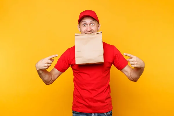 Man Met Rode Pet Shirt Geeft Fast Food Order Geïsoleerd — Stockfoto