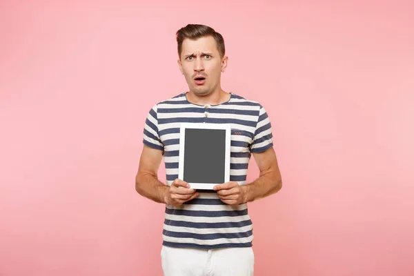 Portret Młodzieńca Trzymając Komputer Typu Tablet Pusty Czarny Ekran Pusty — Zdjęcie stockowe