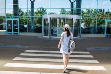 Genç gülümseyen seyahat etmek turist kadın sırt çantası ayakta ile şapkalı dikiz Uluslararası Havaalanı'nda yaya geçidi yeniden. Kadın yolcu yurt dışında hafta sonu kaçış üzerinde seyahat. Hava uçuş kavramı