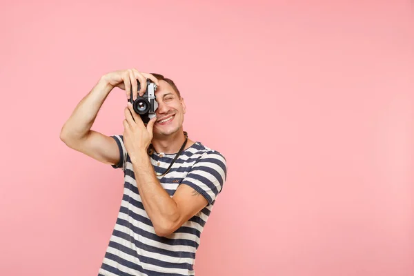 Retrato Joven Fotógrafo Sonriente Con Una Camiseta Rayas Que Toma — Foto de Stock