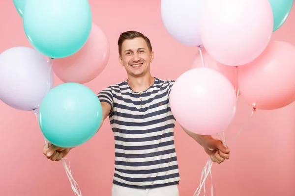 Retrato Fascinante Jovem Feliz Vestindo Listrado Shirt Segurando Balões Coloridos — Fotografia de Stock