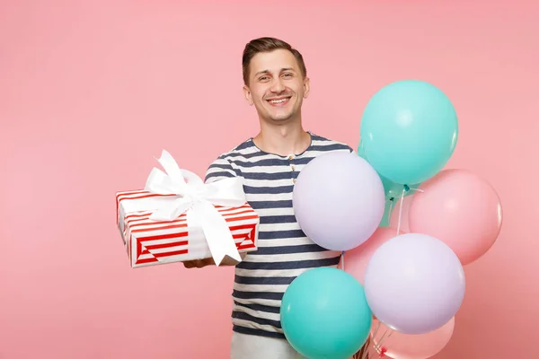 Porträtt Ung Man Klädd Randig Shirt Holding Färgglada Air Ballonger — Stockfoto