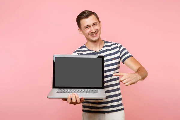 디스플레이 파스텔 배경에 노트북 컴퓨터를 남자의 초상화 사람들이 진심으 라이프 — 스톡 사진