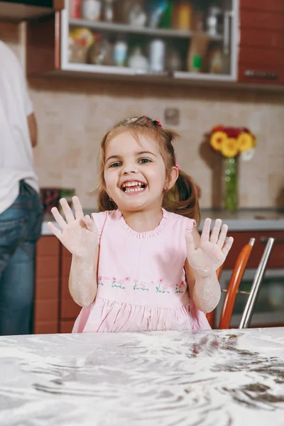 Lachen Jongen Meisje Roze Jurk Spelen Het Smeren Van Handen — Stockfoto